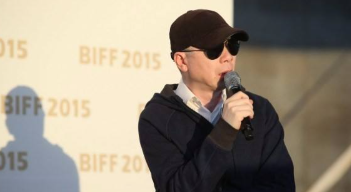 冯小刚|亲姐照顾瘫痪母亲16年，哭求弟弟安排工作，冯小刚却选择了拒绝？