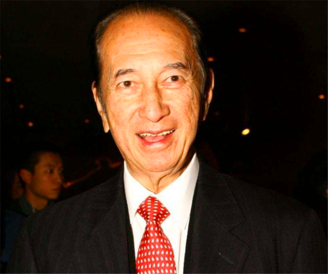 成龙|成龙带王祖贤在澳门潇洒，冲撞崩牙驹，悬赏1亿对抗江湖势力