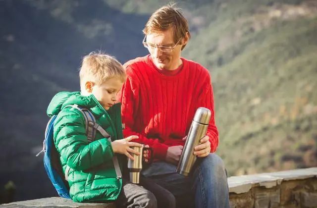 亲子生活大壮哥|还在给孩子用这种保温杯么，小心把开水变毒水，影响发育和智力