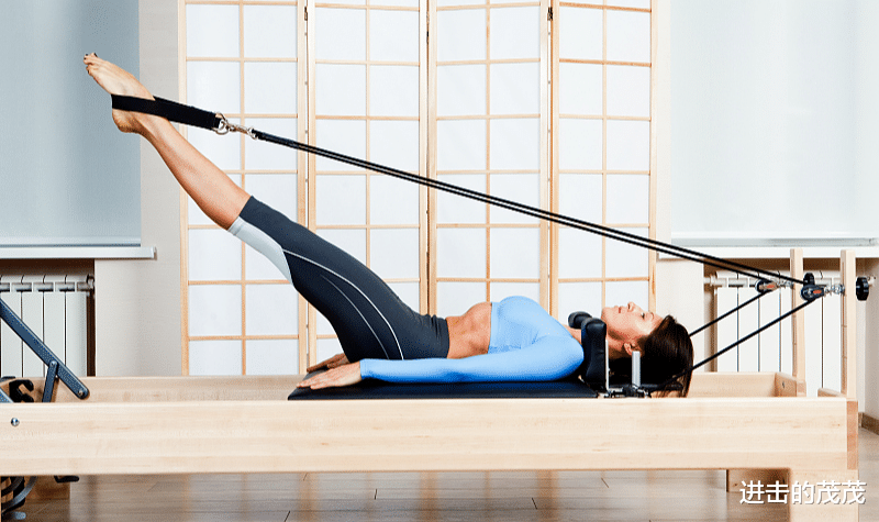 刘晓庆|泳衣刘晓庆：身材丰满性感，66岁仍旧保持好状态，3个动作练同款身材