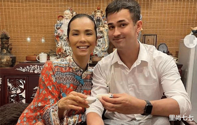 里尚七七|韦唯携幼子参加“中国歌唱”活动，为遮锃亮额头，发际线粉太夸张