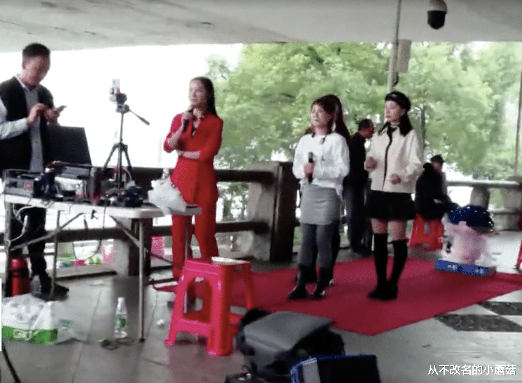 男子把妻子捧成大网红,妻子转身抛夫弃子:孩子喝农药依旧在直播