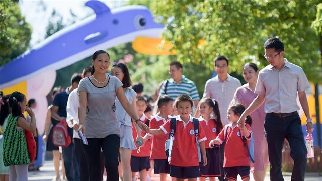 禾禾是个小姑娘|孩子比同龄人矮太多？除了遗传因素，也许家长们还忽视了这几点