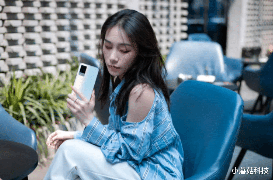 oppo reno|2021年最适合捡漏的4款手机，配置强颜值高，闭眼买也不吃亏！