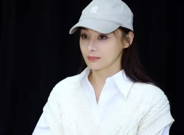 孔雪儿|袁珊珊近照模样变化大！鼻子过分挺拔发际线走高，还撞脸杨幂秦岚