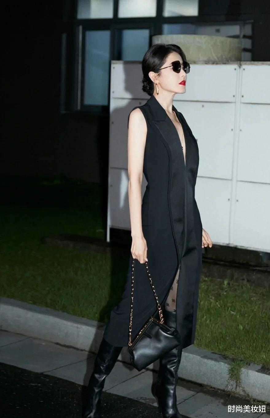 时尚美妆妞|曾黎这回真会穿,黑色深V西装裙配长靴高级洋气,藏着黑丝太撩人