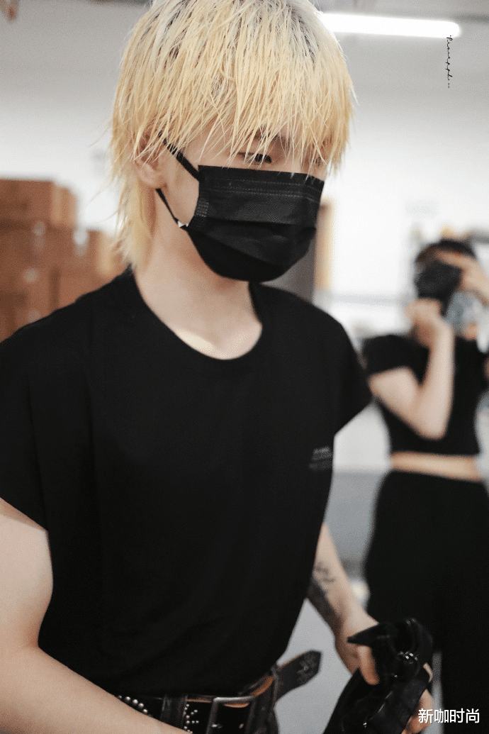 周震南|周震南终于穿对一次！金色湿发搭黑色T恤，男性荷尔蒙爆棚