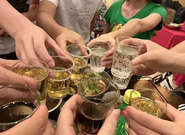 东莞|饭局里，地位再低，也不要抢着“端茶倒水”，只会闹笑话