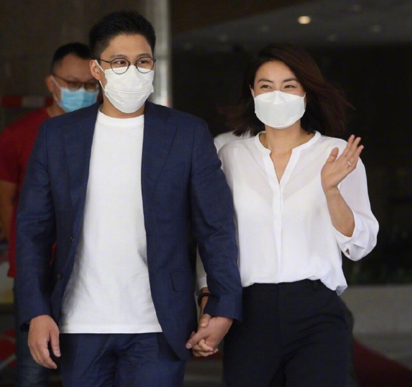 郭晶晶|郭晶晶开始中年发福，穿旧皮衣胖了一圈，合照站角落看不出阔太范