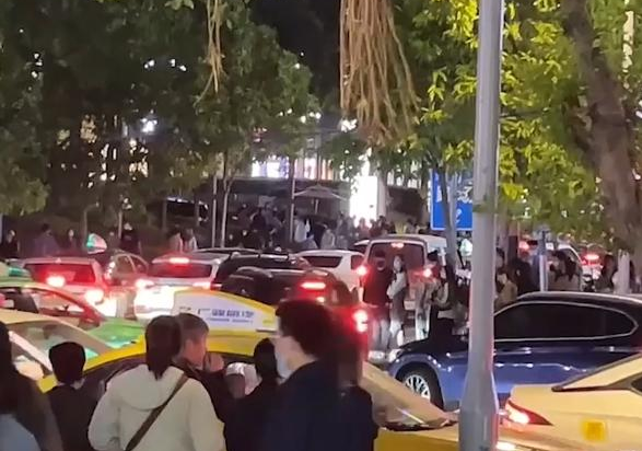 混过社会?广东被保安捅伤奔驰车主履历曝光,网友:想起昆山龙哥