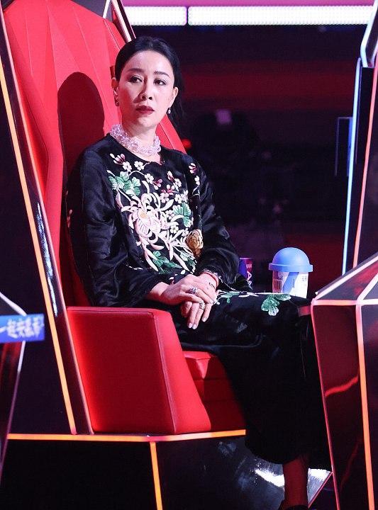 波波的时尚|那英妆容精致出席活动，气质成熟优雅，与平时大相径庭