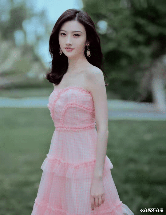 景甜|33岁景甜确实敢穿，海报却遭央视PS，P图技术真可谓天衣无“缝”