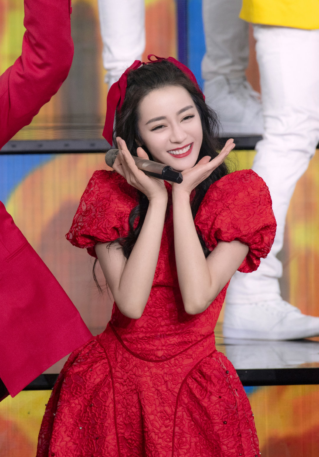 李现|李现跳舞也太好笑了，是在努力想要跟上大家的样子，一旁的热巴笑场了也好美