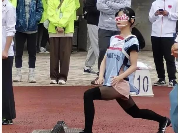 幻女姬 上热搜的女大学生，穿黑丝裤袜参加运动会合适吗？同学说出了原因