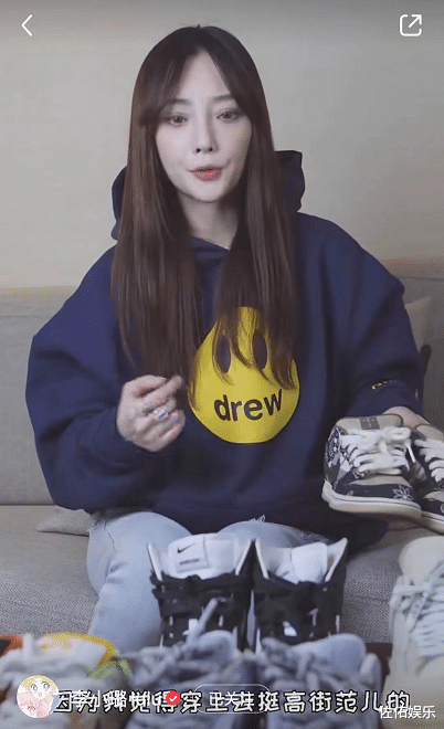 蒋欣|和PGone再秀恩爱后，李小璐展现性感舞姿，笑容甜美难掩好心情