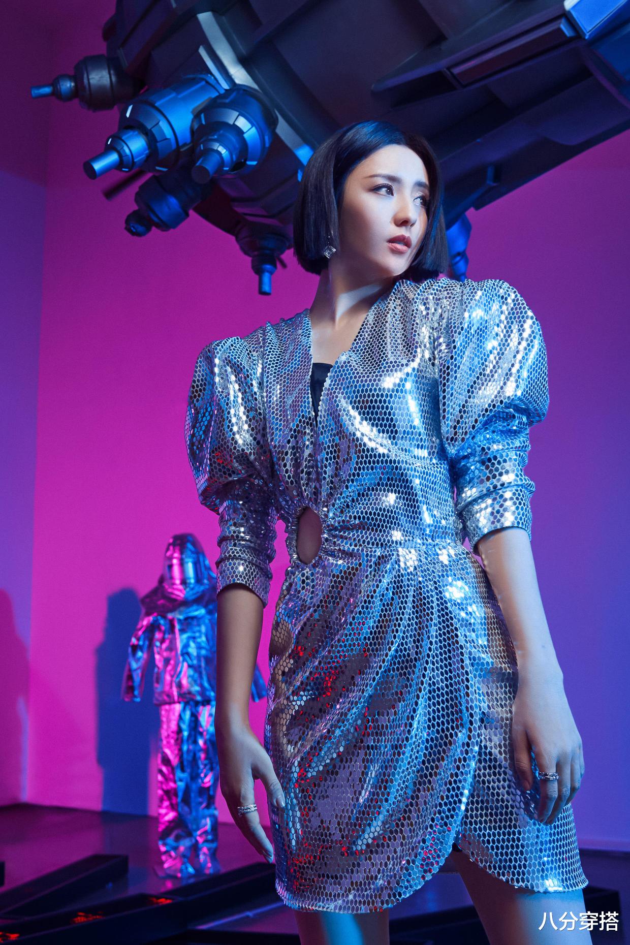 佟丽娅|佟丽娅身材饱满又会穿，一袭白色抹胸连衣裙优雅温柔，成熟精致