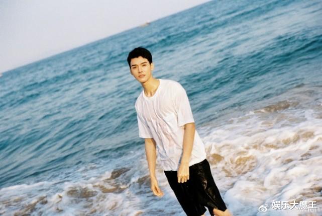 龚俊|龚俊腹肌照终于来了，晒腹肌照逗趣自侃：很用力在挤了，热评第一令人脸红