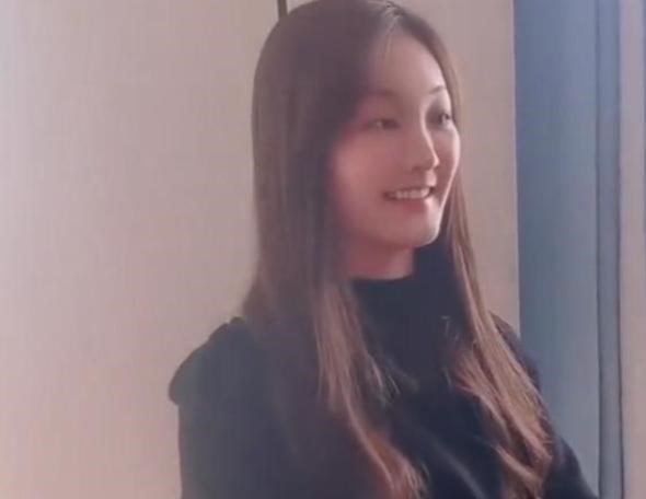 徐梦洁|没空见陈亚男?朱小伟与美女坐吊椅合影,腼腆脸红夫妻相十足