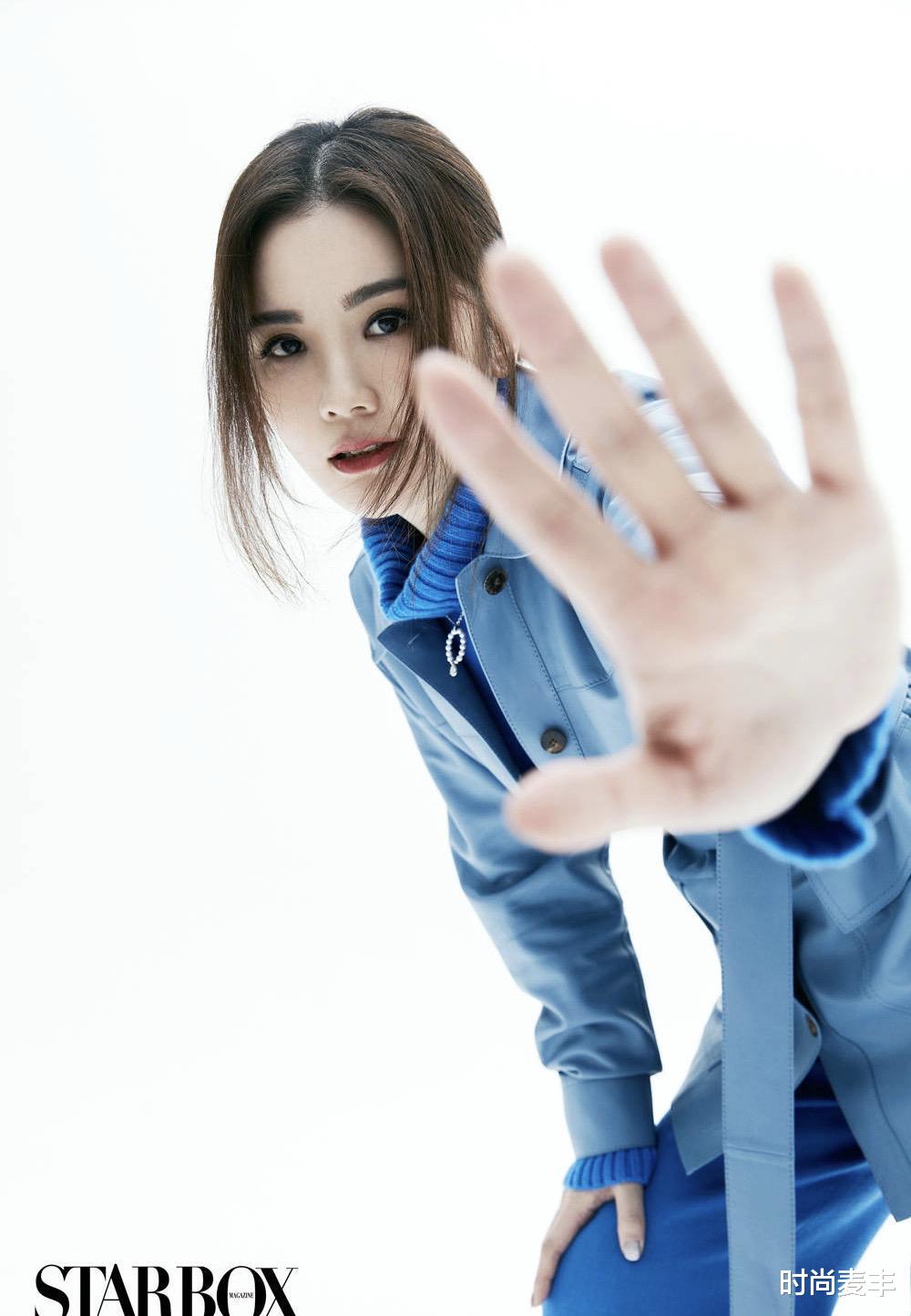 时尚麦丰|蔡卓妍屋顶写真曝光，卡其色西服套装内搭花衬衫，还是20年前的模样