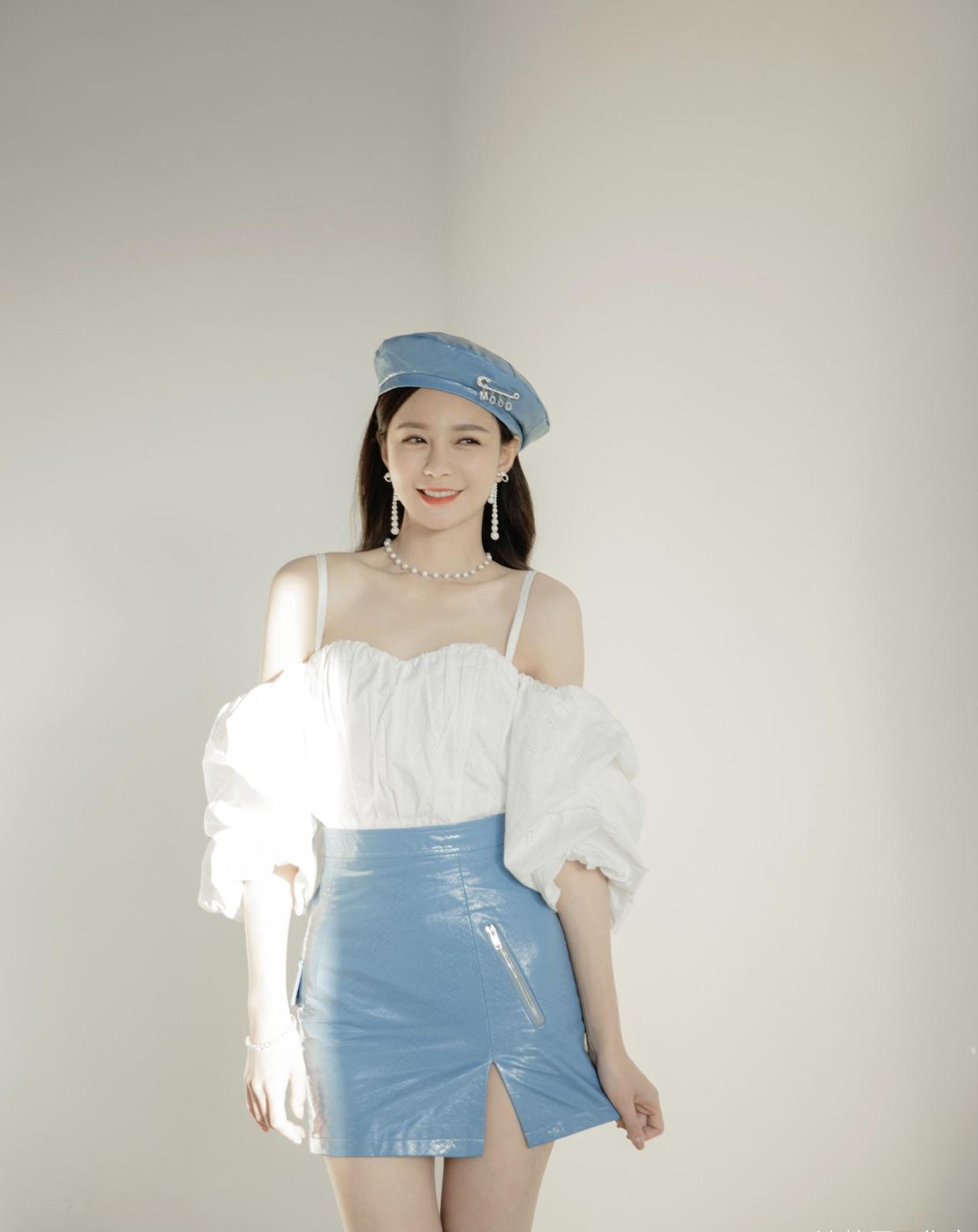 何有强|?沈梦辰青春感满分！西服搭配白色衬衫+灯芯绒直筒裤，高级又时髦