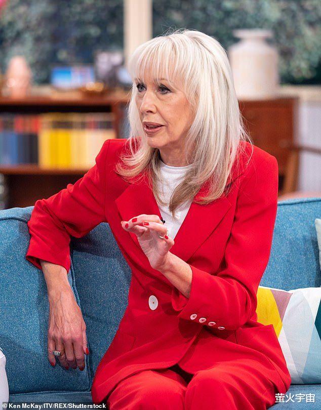 景甜|41岁金·卡戴珊久违被侃爷搂肩，却被专家指，“压抑着愤怒”