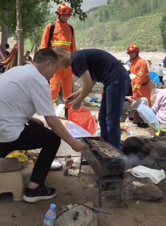 依然棒棒糖 景区户外烧烤烧起炭火,该不该灭?