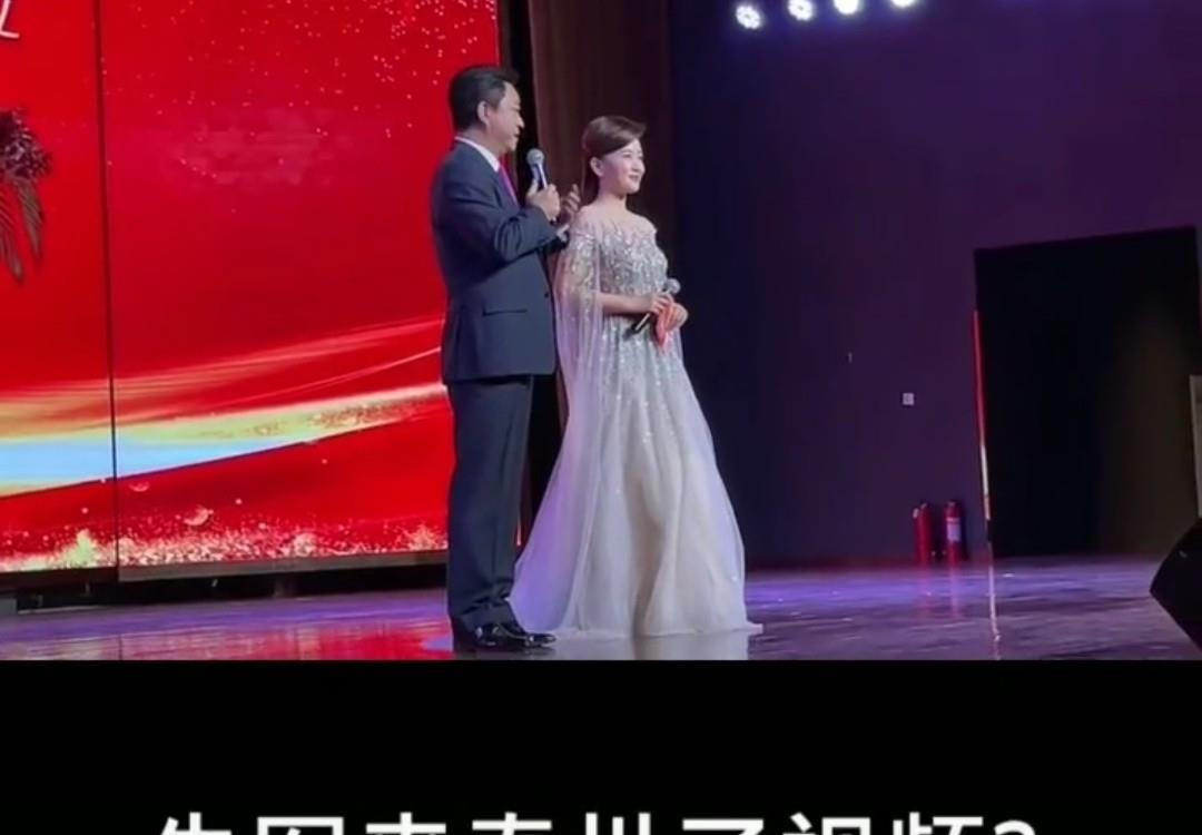 朱军|著名主持人朱军现身商演，挺啤酒肚驼背变苍老，女搭档眼神太崇拜