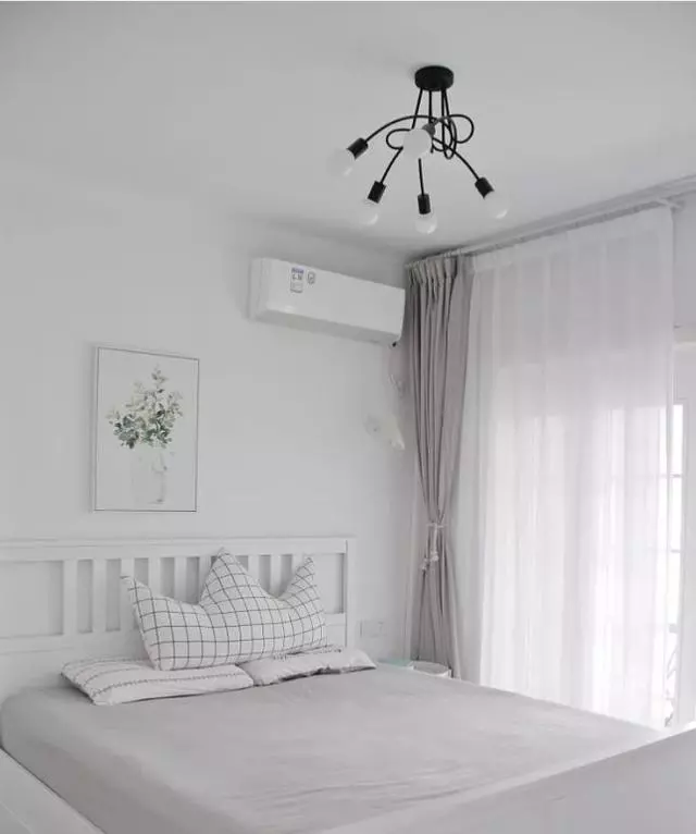 全屋大白墙,造型、吊顶也很少,一进屋却把我迷住