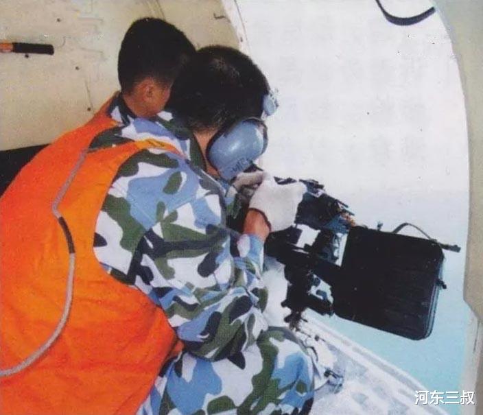 机枪|差距50年，陆航舱门机枪安装很简单，但架子才是重点