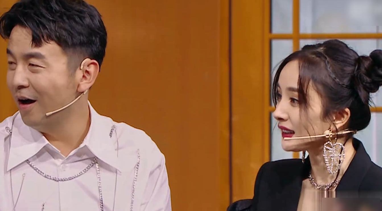 杨幂|《王牌》娱乐圈两大腿精同框，但看清杨幂腿型后，还是关晓彤赢了