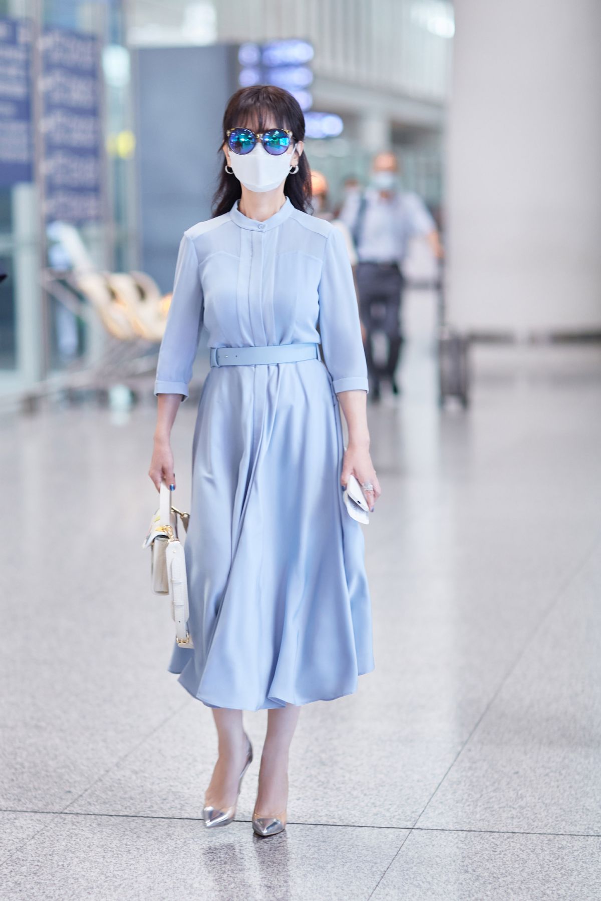 大表姐的时尚圈|赵雅芝真的很会穿,“西装连体裤”优雅范十足,真看不出年近70