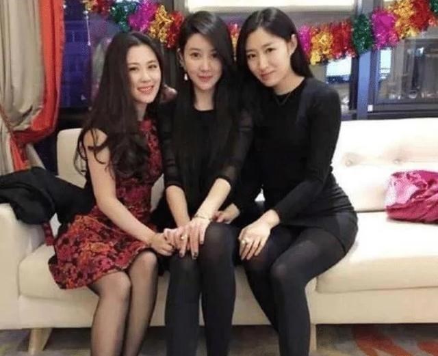 冯绍峰|母女三人合影走红，拿放大镜都分不清谁是妈，网友：我全要