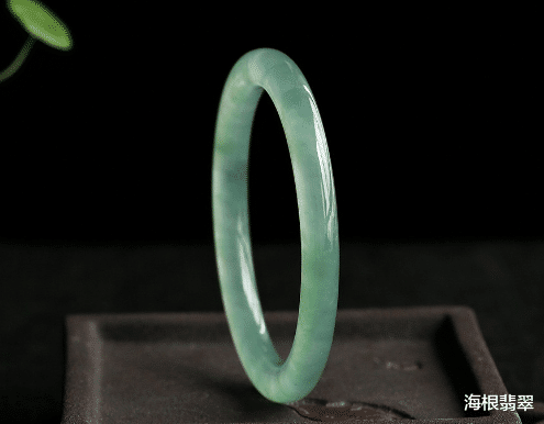 海根翡翠 作为周杰伦“最佳前任”的侯佩岑,戴着千万翡翠手镯嫁给了精英人士!
