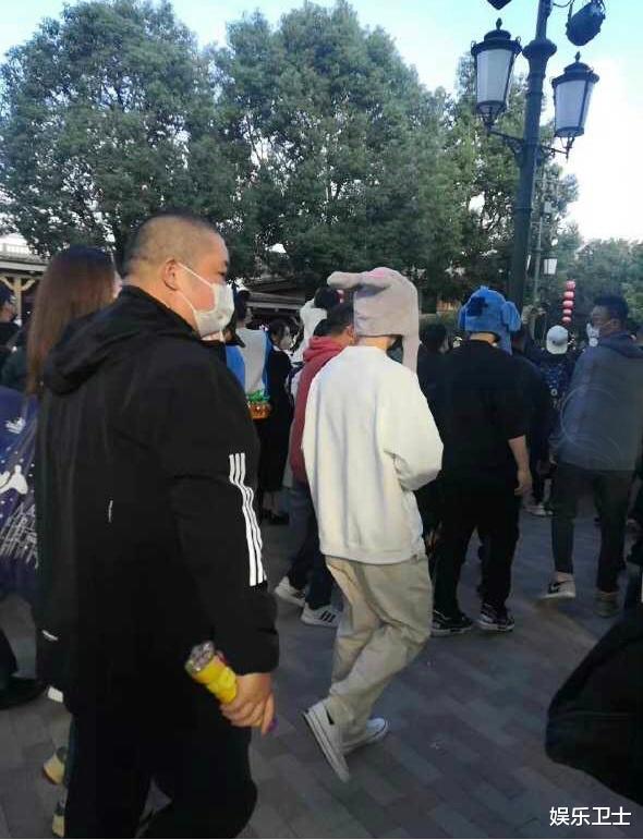梁汉文|迪士尼偶遇邓超孙俪陈赫鹿晗，鹿晗戴朱迪兔耳朵帽卡哇伊，造型嫩如中学生
