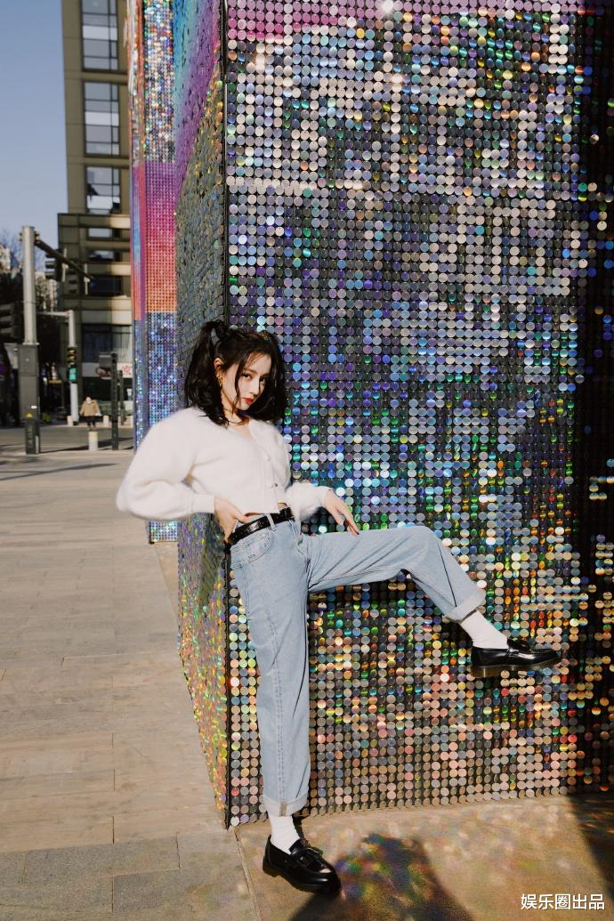 迪丽热巴|迪丽热巴挑战“Z字蹲”，下蹲动作豪放，却没勒出一丝赘肉