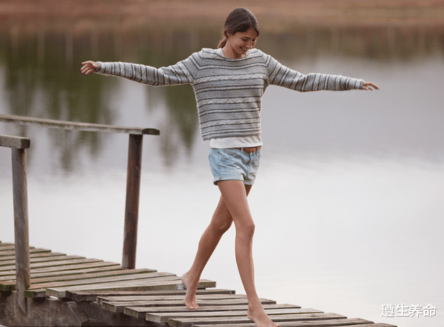 医生|每天踮脚尖走路15分钟,坚持久了,这些问题可能就没了