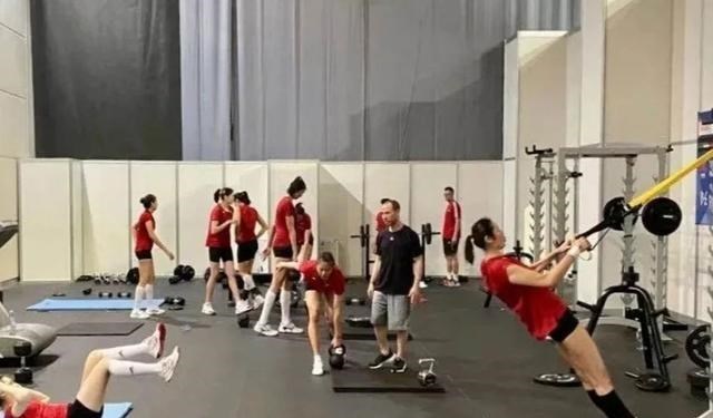 朱婷|中国女排今晚全主力出战,荷兰女排主教练:朱婷无人能挡啊