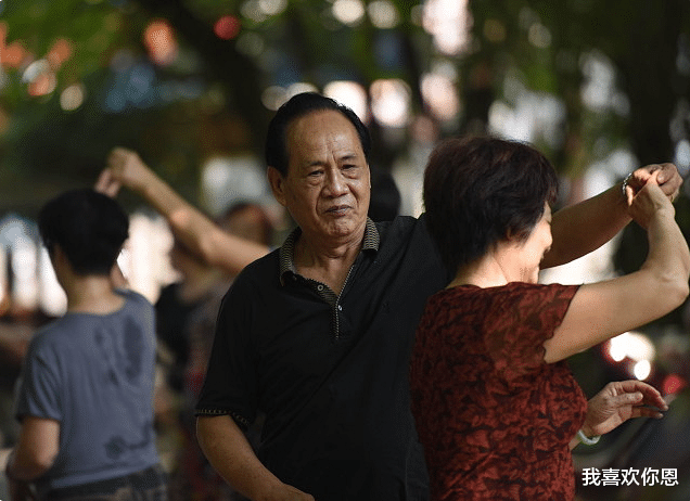 我喜欢你恩 65岁大爷自述：跳交谊舞半年，我怕了，那些女舞伴都不是省油的灯
