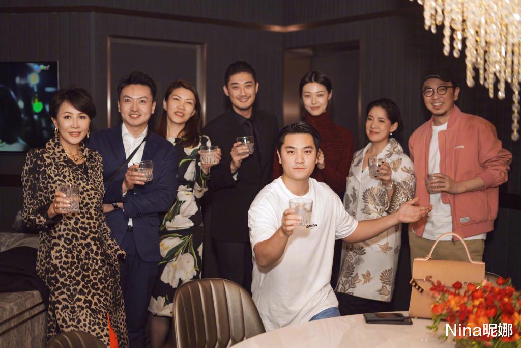 刘嘉玲|56岁刘嘉玲让人无地自容，穿健美裤沿黄浦江跑步毫无赘肉，一把年纪还有马蜂腰