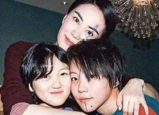 谢霆锋|41岁谢霆锋现身王菲家被拍，两人感情稳定惹人羡慕，力破分手传言