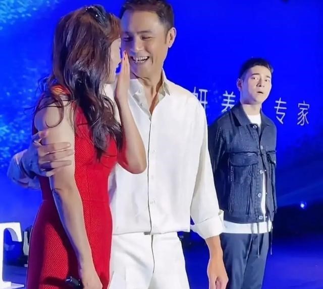 清浅微笑的我|张庭与明道互动亲昵，林瑞阳被忽视，全然没觉得妻子行为不妥