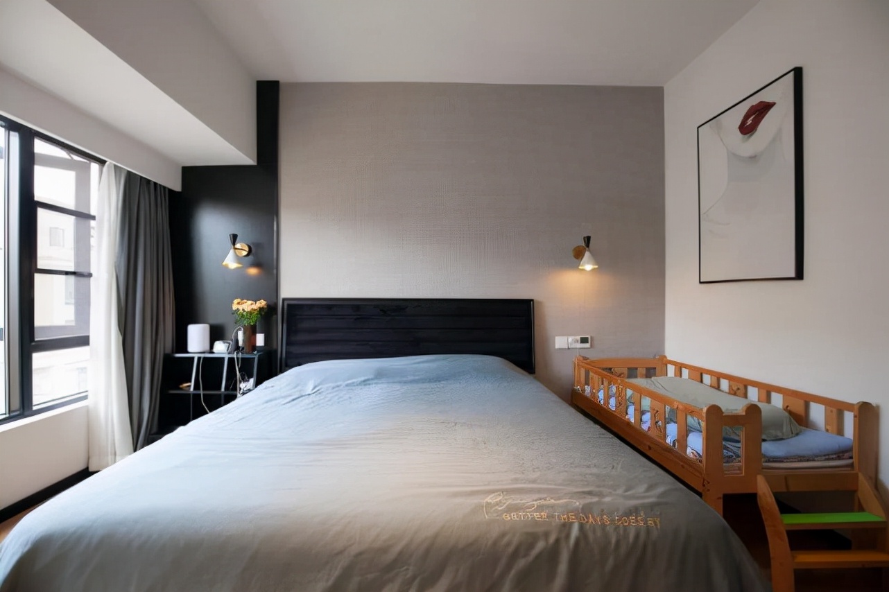 |111平极简的黑白灰营造奢华氛围,几何拼接墙面高级又有设计感