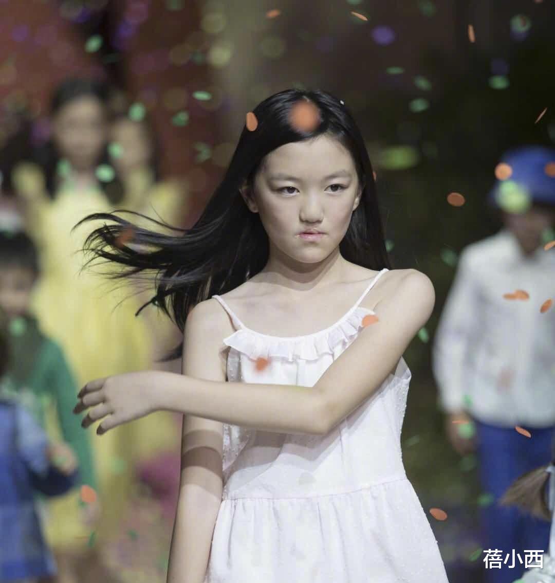 蓓小西|王菲二女儿李嫣才15岁，就玩“下衣失踪”秀出大长腿，起点真高啊