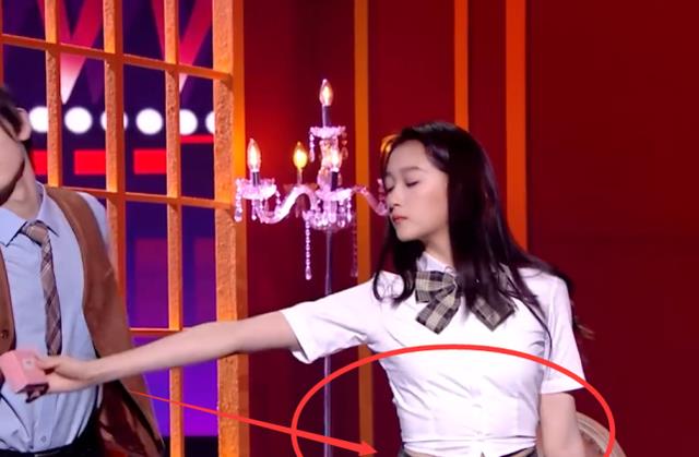 关晓彤|都说关晓彤没腰，当她故意穿小5号衬衫，这腰上帝也捏不出第二个