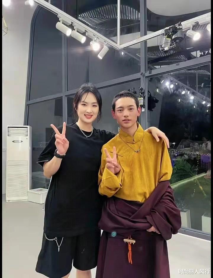 冯绍峰|丁真弟弟曝光后彻底大火!寸头穿藏袍比哥哥MAN,颜值更比哥哥高