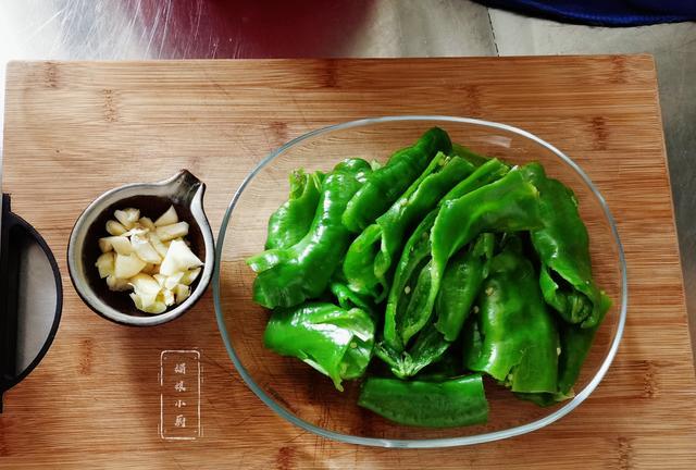 袁建明聊育儿|2菜1汤的午餐成本不超10元钱,干煸辣椒皮薄细嫩,干香入味下饭