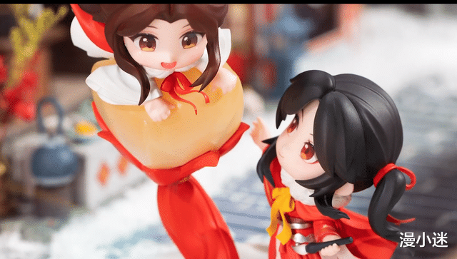 天官賜福|《天官賜?！烦鲂麓嚎頠版手辦，身穿紅色披風，二人互動好溫馨