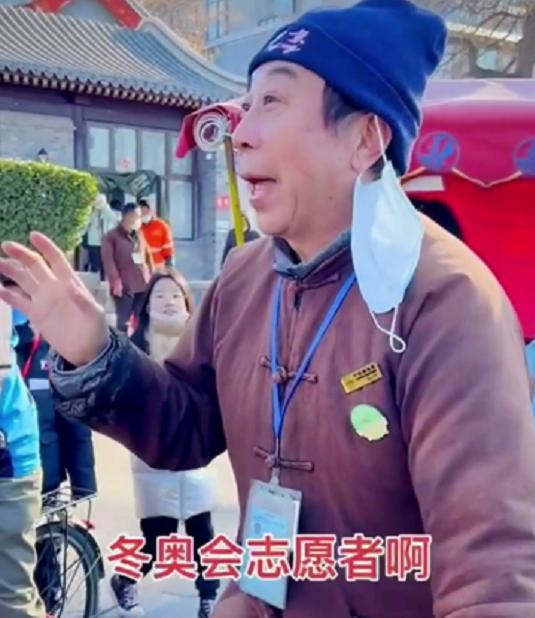 冯巩|64岁冯巩成冬奥会志愿者，蹬三轮被赞接地气，比大部分同行强太多