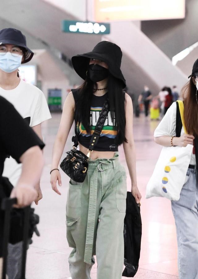 孟子义|杨幂服装店购物被拍，身穿吊带非常清凉，结账的图片引热议