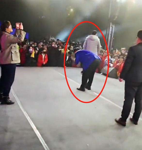 朱之文|52岁大衣哥商演引围观！个子太高拍照不方便，舞台上直接单腿下跪